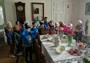 Dzieci podczas zwiedzania dworu